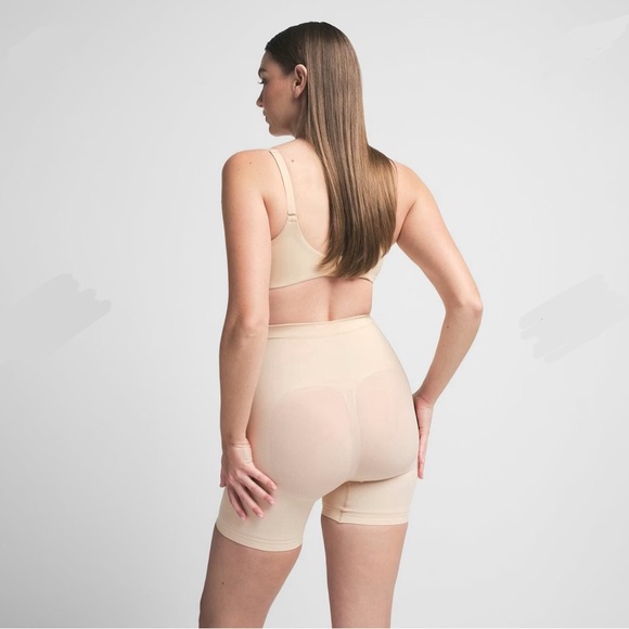 SKIMS Seamless Sculpt Mid Thigh Short - Picture 2 of 4